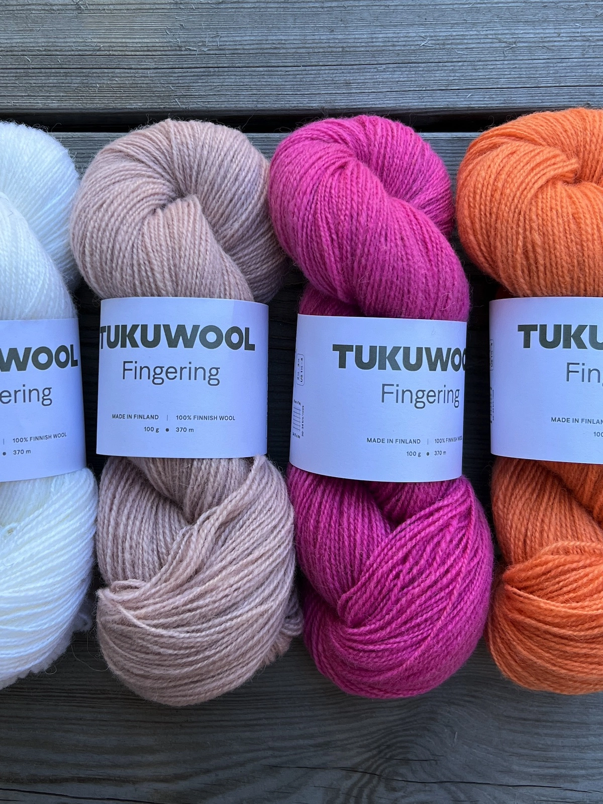 Neljä vyyhtiä Tukuwool Fingering lankaa värit snow white, blush pink, pink daisy ja apricot