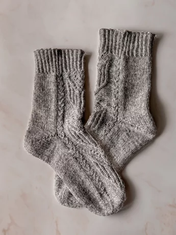 syyskukkia_socks_free_pattern-065ddc07d6bebf.jpeg